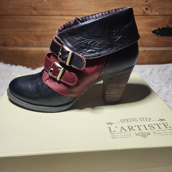L'Artiste red and black, Italian tooled leather, heeled ankle booties w/buckles - Picture 5 of 11
